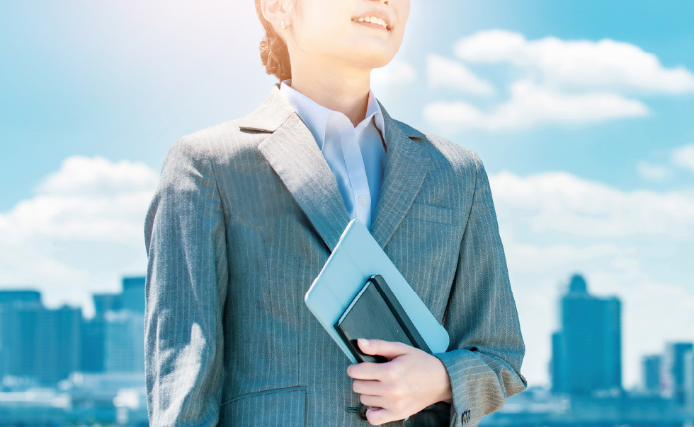新入社員向け短期集中育成プログラム。基礎習得と意識改革を通じ、早期に会社に貢献できる人材を育成します。異業種の仲間と共に、講義、ディスカッション、ロールプレイングで学び、実践、フィードバックを受けられる環境を提供。アウトプットはOJTやOFF-JTで活用でき、持続的な成長を支援します。
