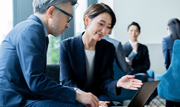 現地の調査担当者と異なる言語や価値観でのやり取りとなり、正確な意思疎通ができるか不安である。調査内容の意図が伝わりにくく、求める精度のアウトプットが得られないリスクを抱えている。
