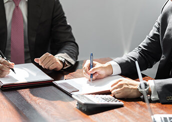 人事制度は自社で設計するか、コンサルティング会社に依頼するか