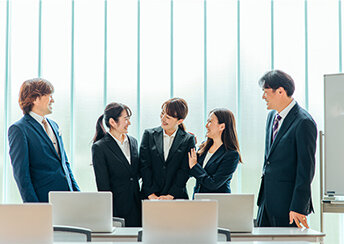 【賃金制度のトレンド】（初任給の上昇と若手社員の賃金調整）