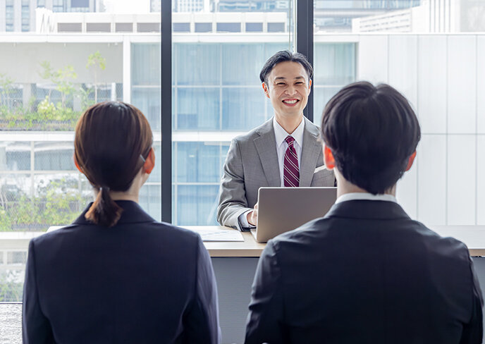 （1）採用変革の経緯