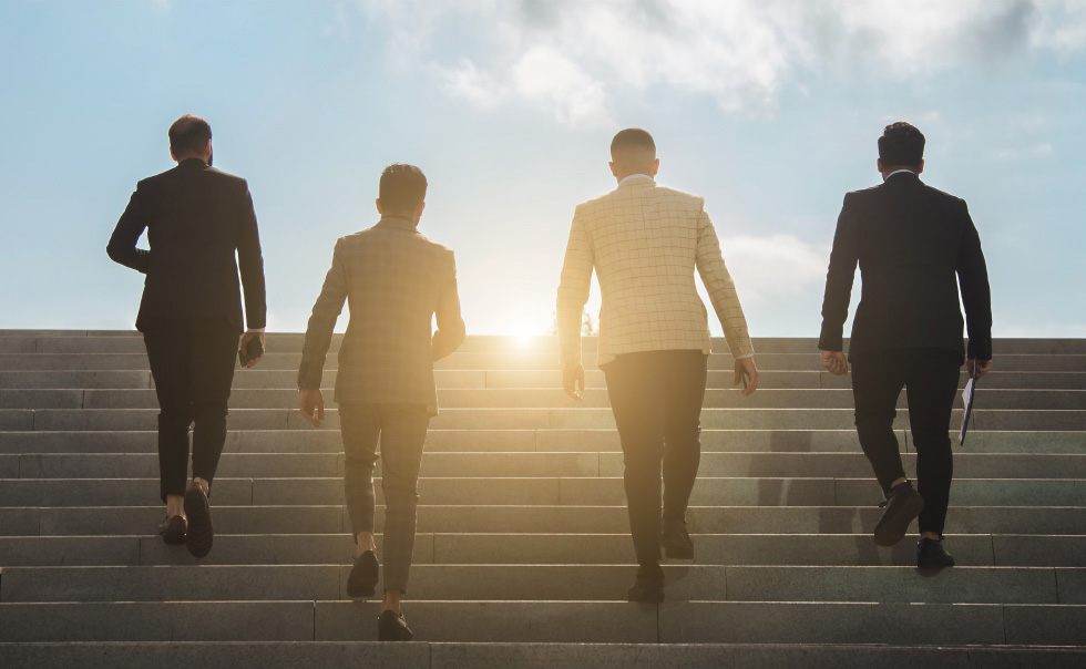 幹部候補生を対象に、目標達成への計画力とマネジメント力を身につけるスクール型研修。アクションプラン立案、チームを率いて戦略的思考に基づい実行できる幹部を育成します。無料見学会にご参加いただけます。