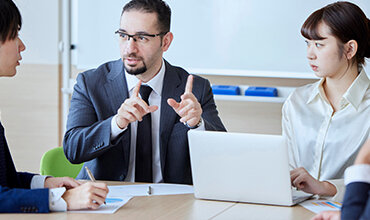 オンラインはもちろん、実際に現地に赴いての候補企業とのコミュニケーションに不安がある。