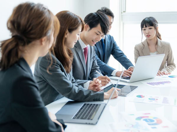 商社・卸売業界に精通した専門チームと豊富な実務経験者