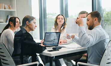 自社製品が競合に対して優位に立てる点や、進出時のリスクが把握できていない。進出市場での勝ち筋が見えず、戦略設計の軸が定まらないまま判断ができずにいる。