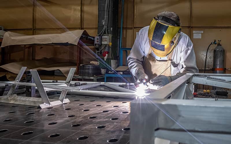 熟練技術への依存と技術継承の遅れ